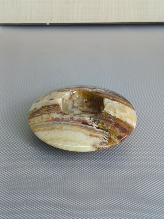 Kamienny świecznik z onyksu vintage – średnica 10 cm