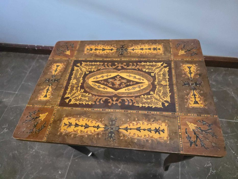 Mesa pequena de música em madeira