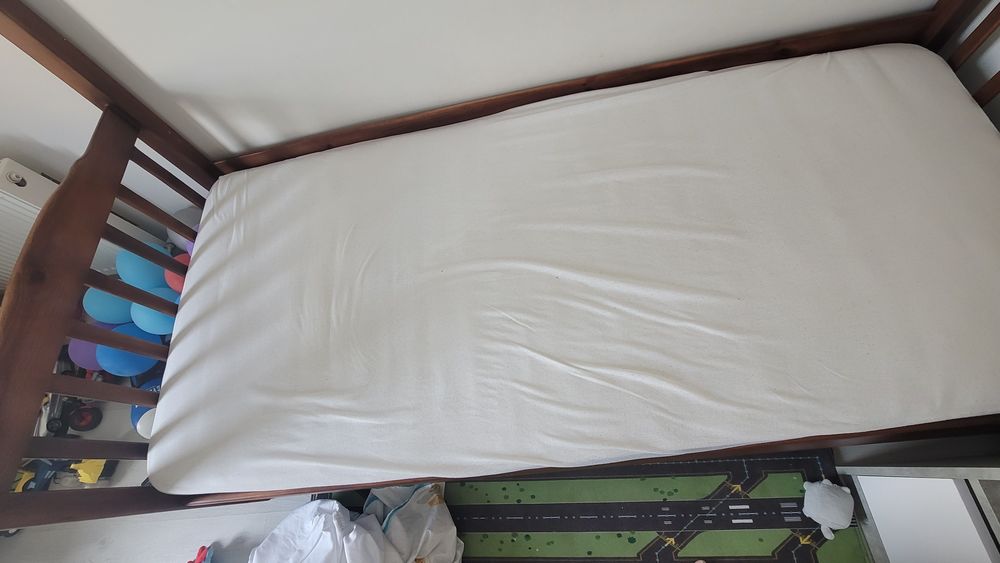Кровать 90×200 з матрасом.