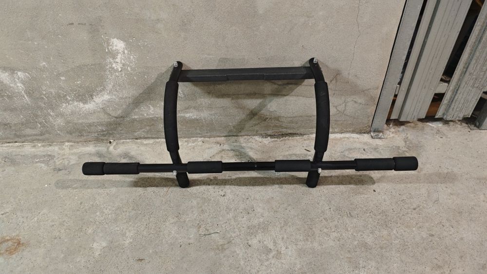 Drążek do podciągania na futrynę