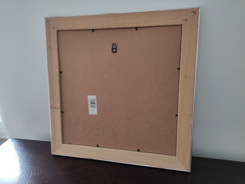 Espelho com moldura prateada