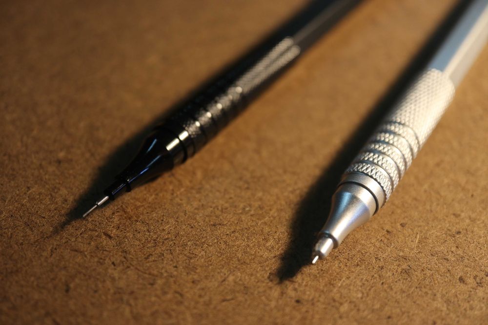 2 Lapiseiras de Metal 0.3mm (Ponta Retrátil) - Nunca usadas