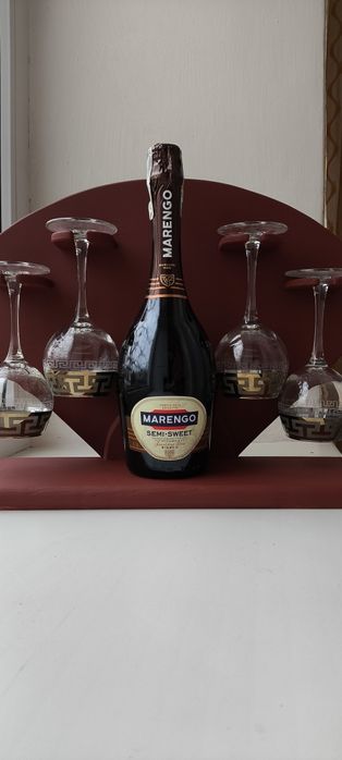 Дерев'яна підставка для келихів та пляшки