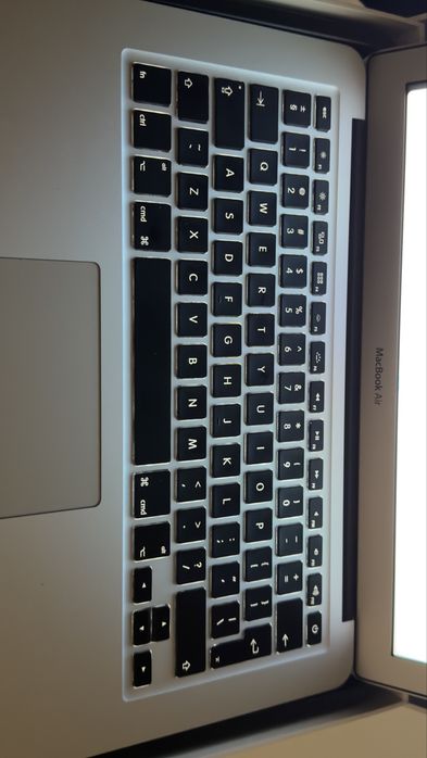 MacBook Air igłą
