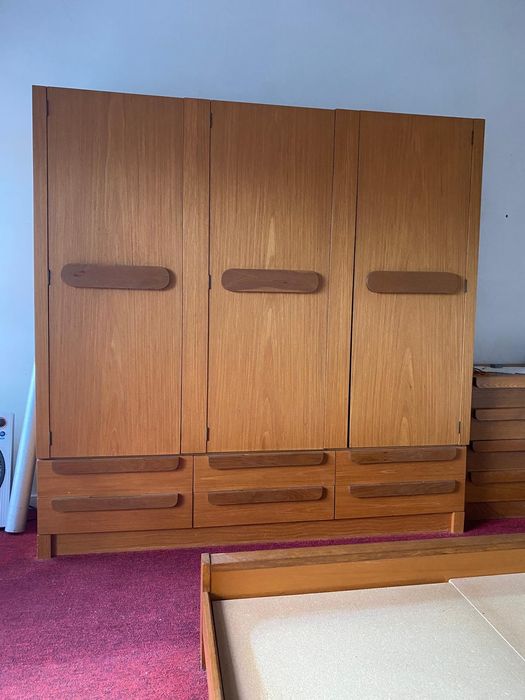 Conjunto de móveis de quarto em Carvalho maciço