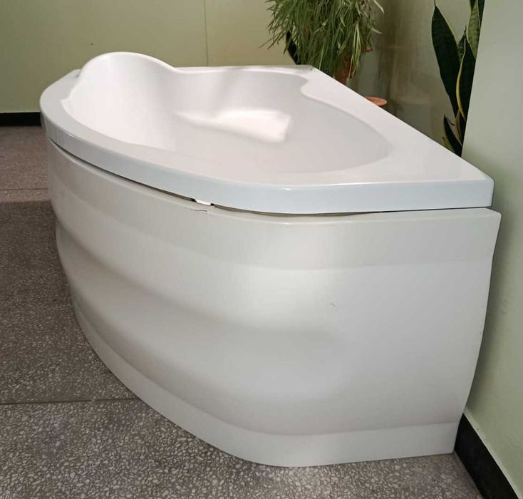 Sprzedam używaną wannę akrylową, narożną PUŁAWY