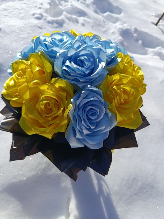 Букет з атласних троянд