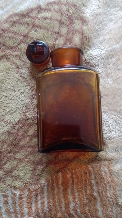 Бутилка из янтарного стекла