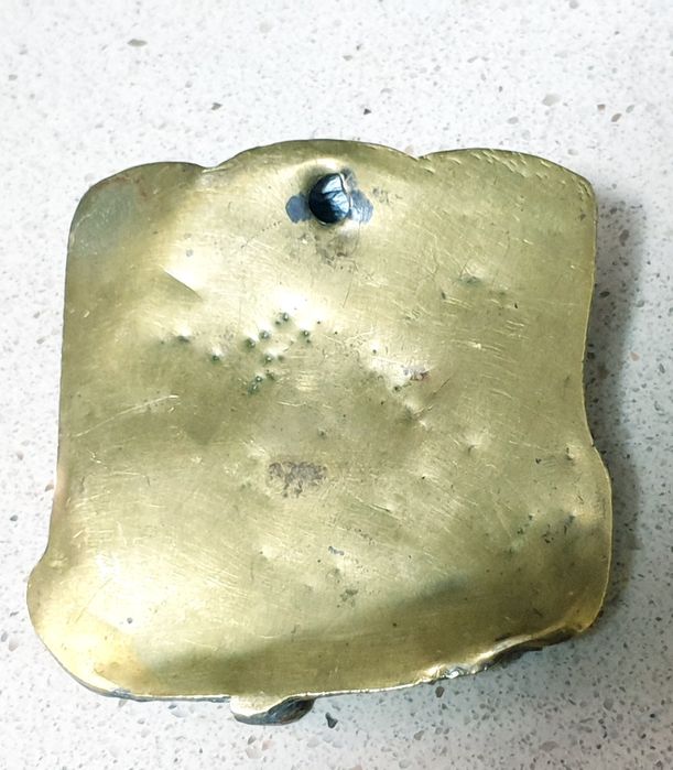 Amorosa antiga escultura de cabeça de um bebé à dormir numa almofada