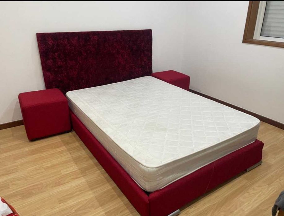Cama de casal com puffs