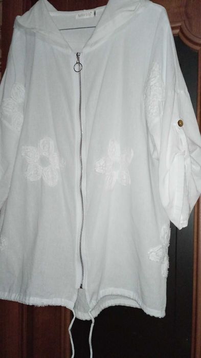 Біла блуза з капюшоном