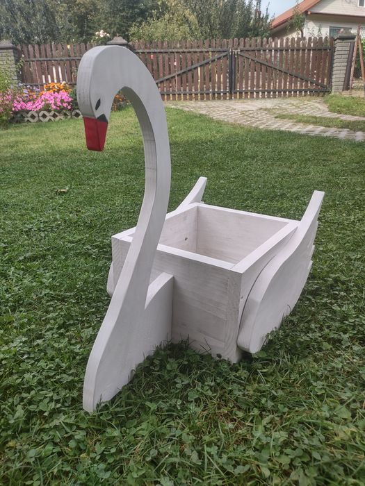 Drewniana donica w kształcie łabędzia