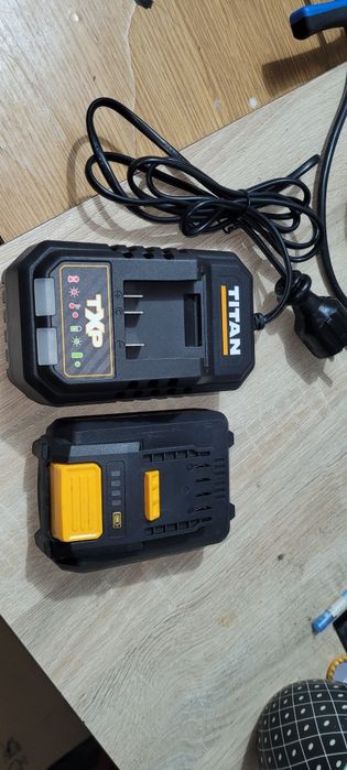 Zestaw Titan TXP 18V: Akumulator Li-Ion 2.0Ah + Szybka Ładowarka – Stan BDB!