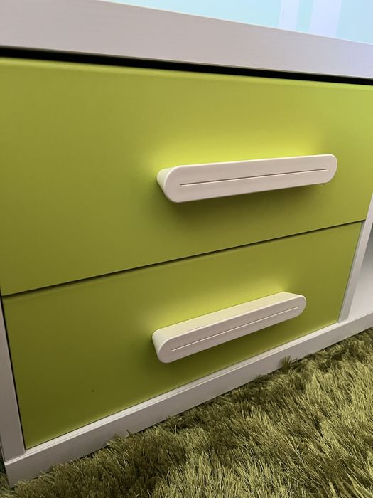 Mesa cabeceira branca com gavetas verdes