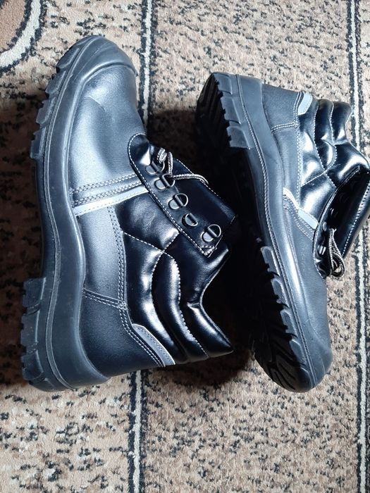 * Продам новые рабочие ботинки*