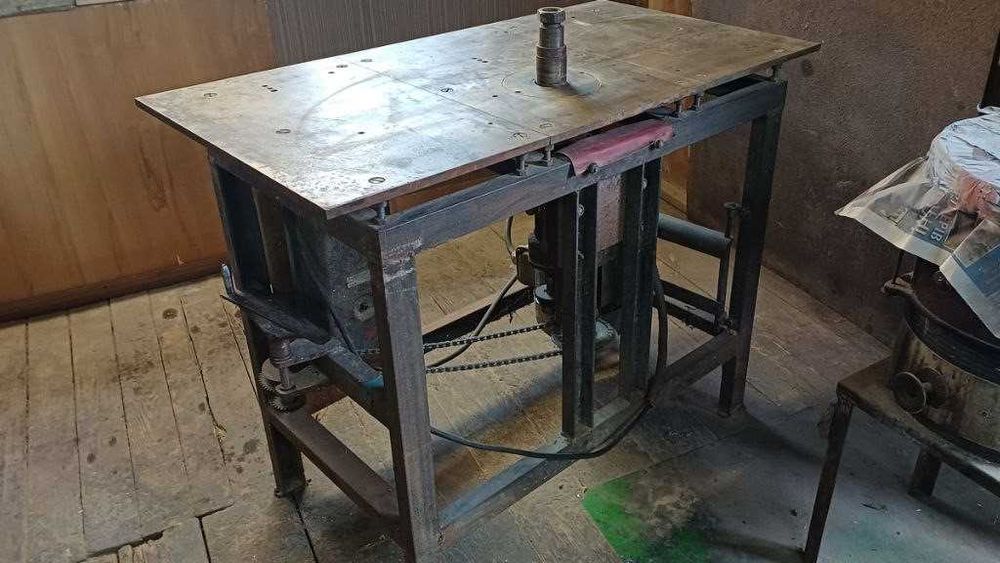 Вертикально-фрезерный станок по дереву