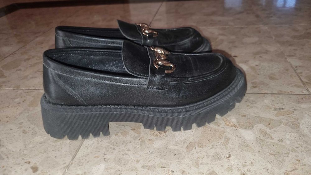 Sapatos pretos tamanho 41