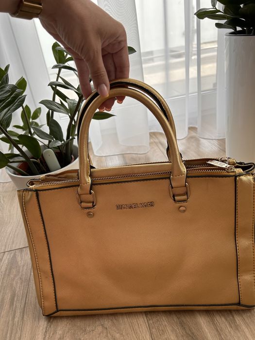 Złota torebka do ręki