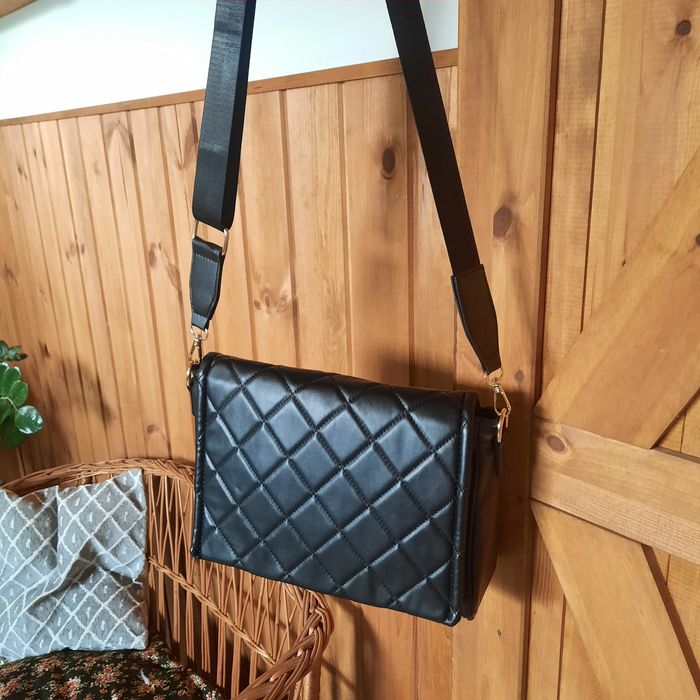 Torebka czarna ekoskóra regulowany pasek złote dodatki