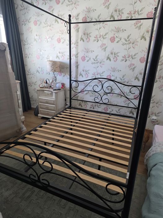 Cama de dossel com estrado