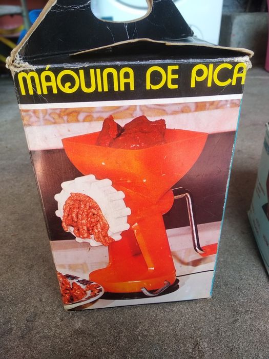 Máquina de picar carne Elys 620 e ferro de passar Samete