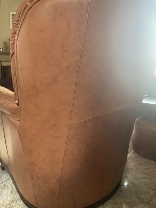 Sofá individual em pele castanho