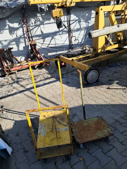 Sprzedam wózki magazynowe.