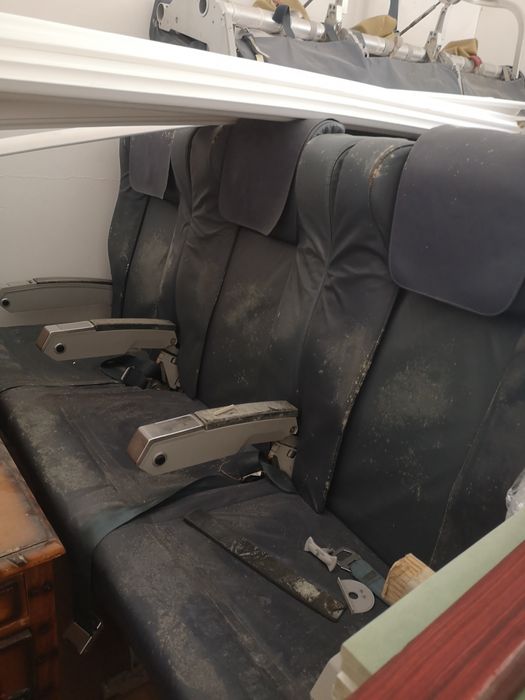 Vendo  2 conjuntos (3 lugares) de cadeiras de avião.