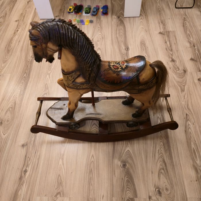 Malowany koń na biegowych z karuzeli