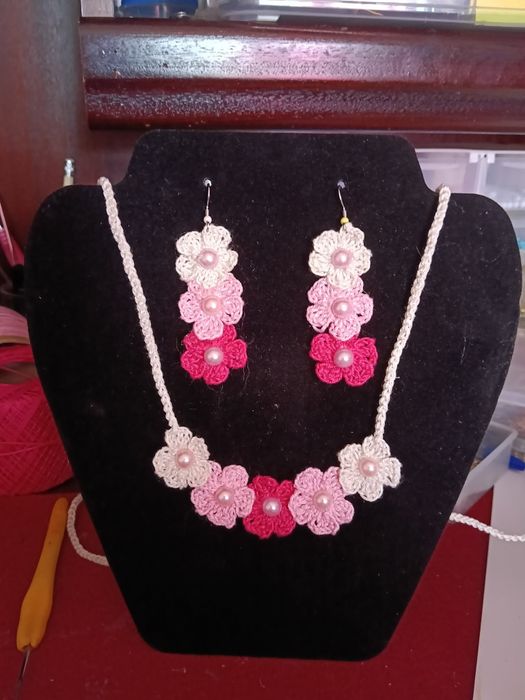 Conjunto colar + brincos em crochê com flores rosa e pérolas