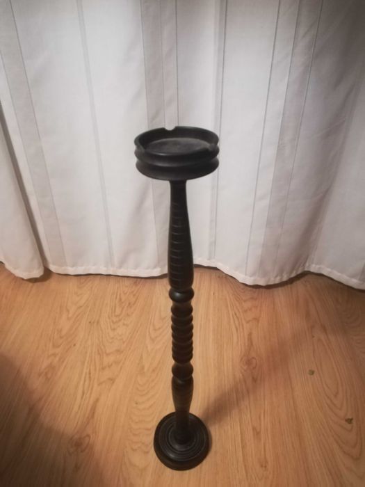 BAIXA de PREÇO:  Cinzeiro Pé Alto, pau preto  de 30 para 10€