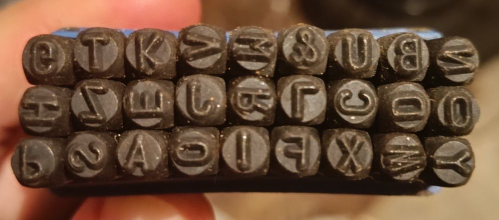 Wybijaki litery i cyfry