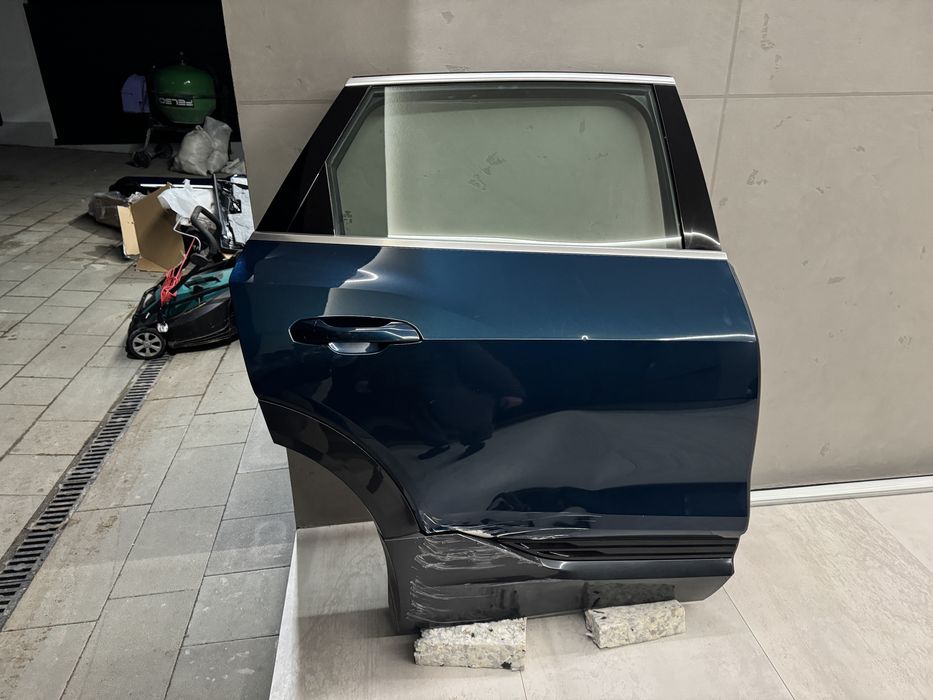 Audi e-tron двері праві задні LV5Z під ремонт