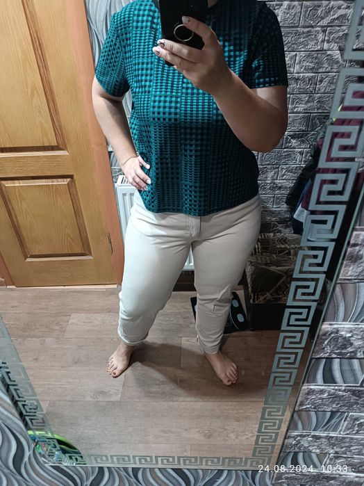 Футболка та джинси мом