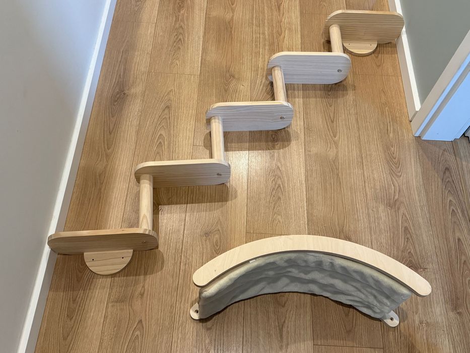 Drewniany zestaw naścienny dla kota – schodki i hamak boho legowisko