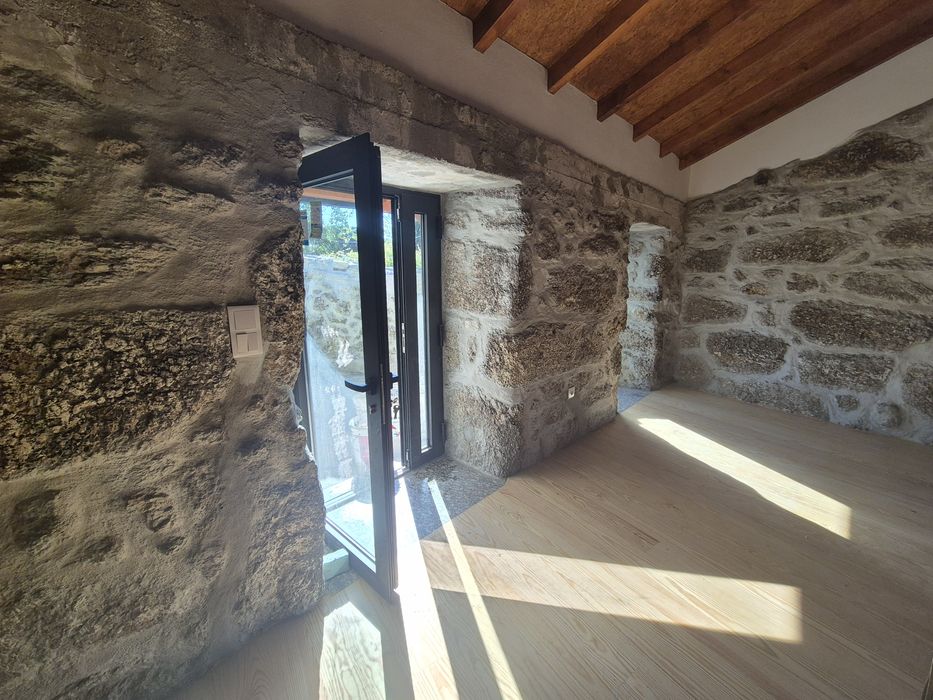 Moradia em pedra renovada T2/ 2 T1 Investimento ou Habitação (Gerês)