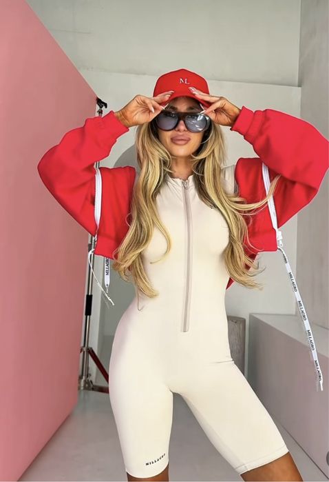 Beżowy kombinezon krótki lycra modelujący na zamek Millgaro 36 S hit