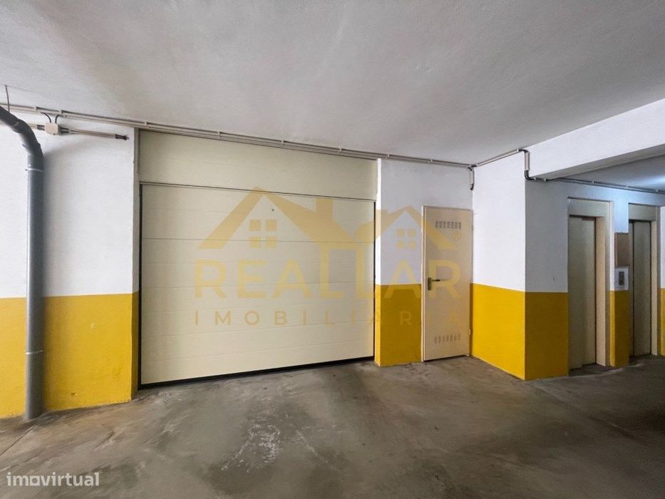 Apartamento T2 Mobilado com Box de Estacionamento em Localização Pr...