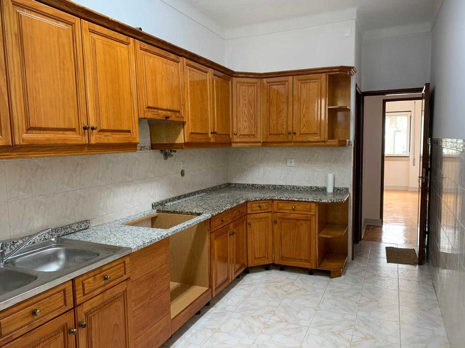 Apartamento T3 + 2, renovado recentemente, com box e arrecadação