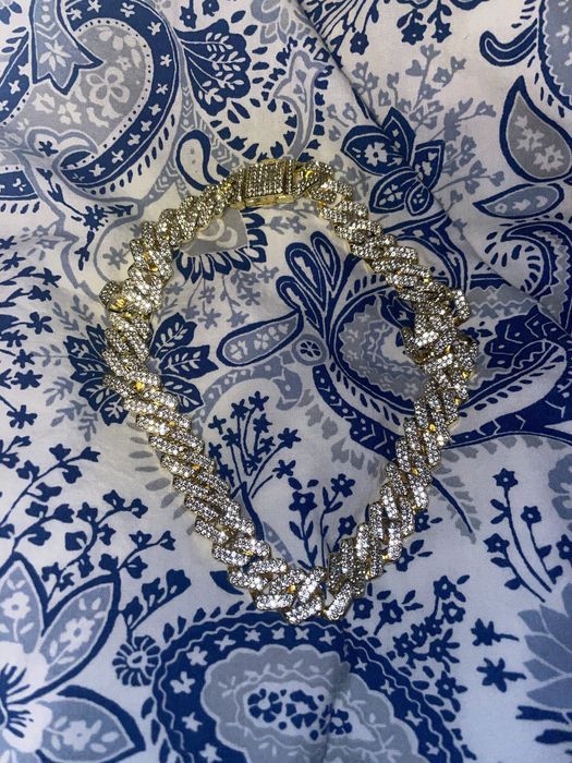 Corrente de diamantes falsa