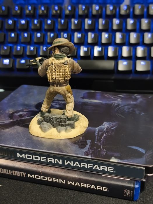 COD MW Steelbook + Captain Price (figura)