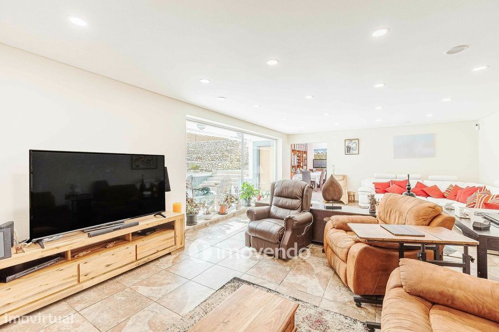 Quinta T3 isolada, com 14.500m² de terreno e piscina, em Loures