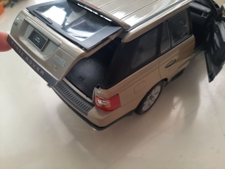 Продам модель range rover 1/18 burago