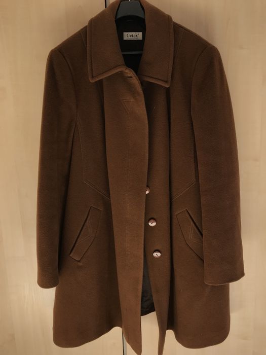 Płaszcz z wełną i kaszmirem. W bardzo ładnym brazowym kolorze.