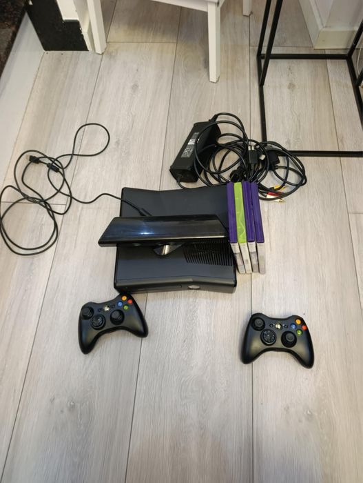 xbox 360 + kinect + 2 pady do gry