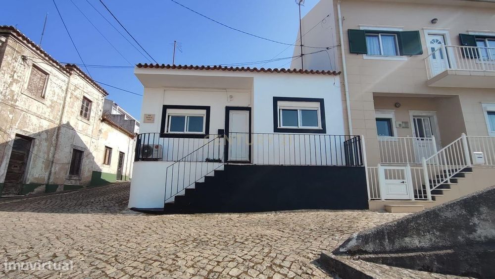 Casa Moderna em Pederneira - Nazaré com Jardim e Luz Natural