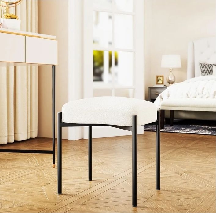 Nowoczesny podnóżek YMYNY do salonu, wejścia lub korytarza. Do salonu