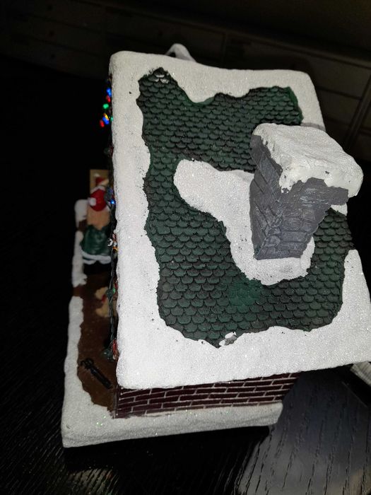 Casa  do Pai Natal em resina com Luz + Musica e Movimento. Usada