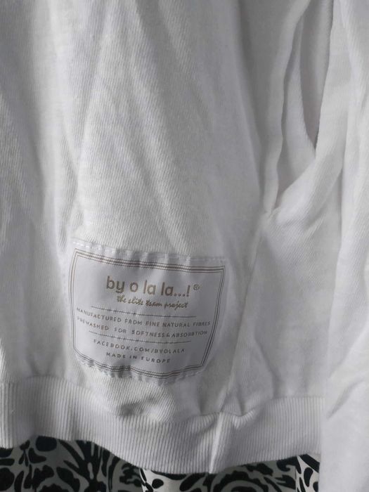biała bluza z kapturem i słuchawkami by o la la