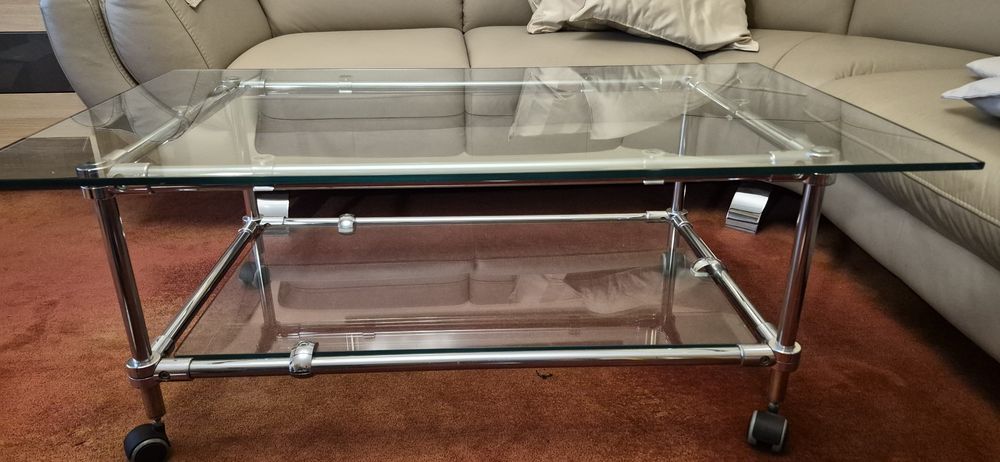 Szklany stolik na kółkach